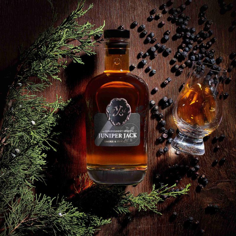 Smoke & Oak mit Nosing-Glas, Wacholderbeeren und Zweigen